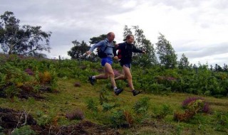 correr cuesta abajo