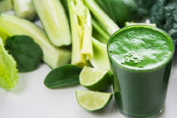 Jugo de espinaca, col, y cilantro